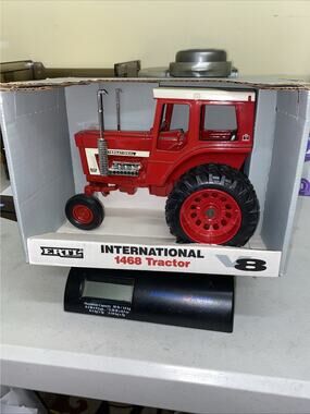 ERTL - International 1468 Tractor V8 duals (red cab) - 1:16 Scale